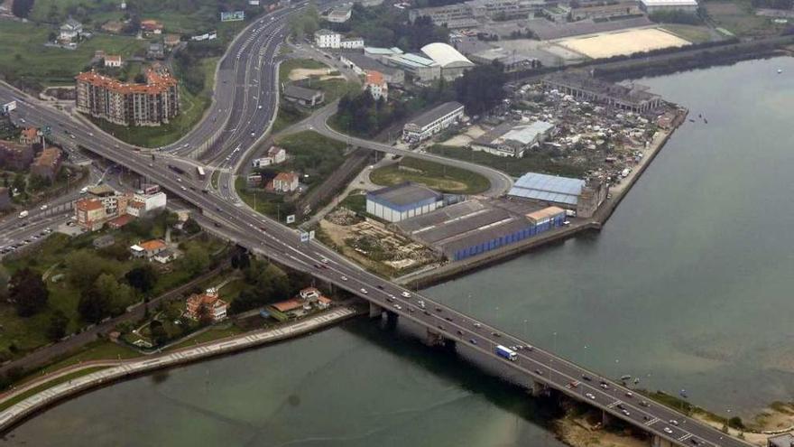 Vista aérea del puente de A Pasaxe, sobre la ría de O Burgo.