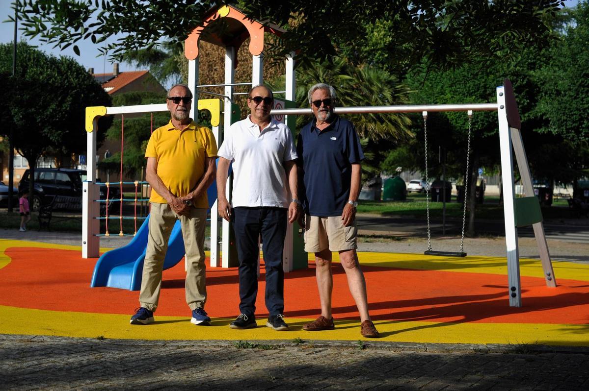 Miembros de la asociación vecinal en el parque de la urbanización.
