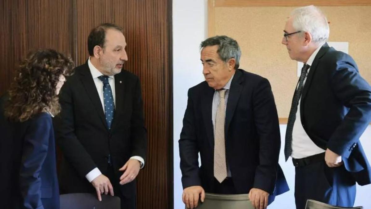 El conseller Espadaler juntament amb el fiscal en cap de Catalunya Francisco Bañeres i el tinent fiscal Pedro Ariche