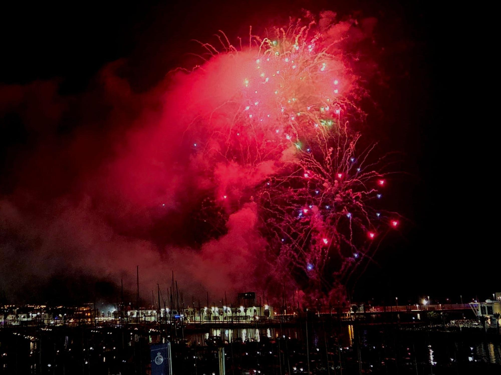 Los fuegos artificiales de Hermanos Ferrández incendian la noche alicantina