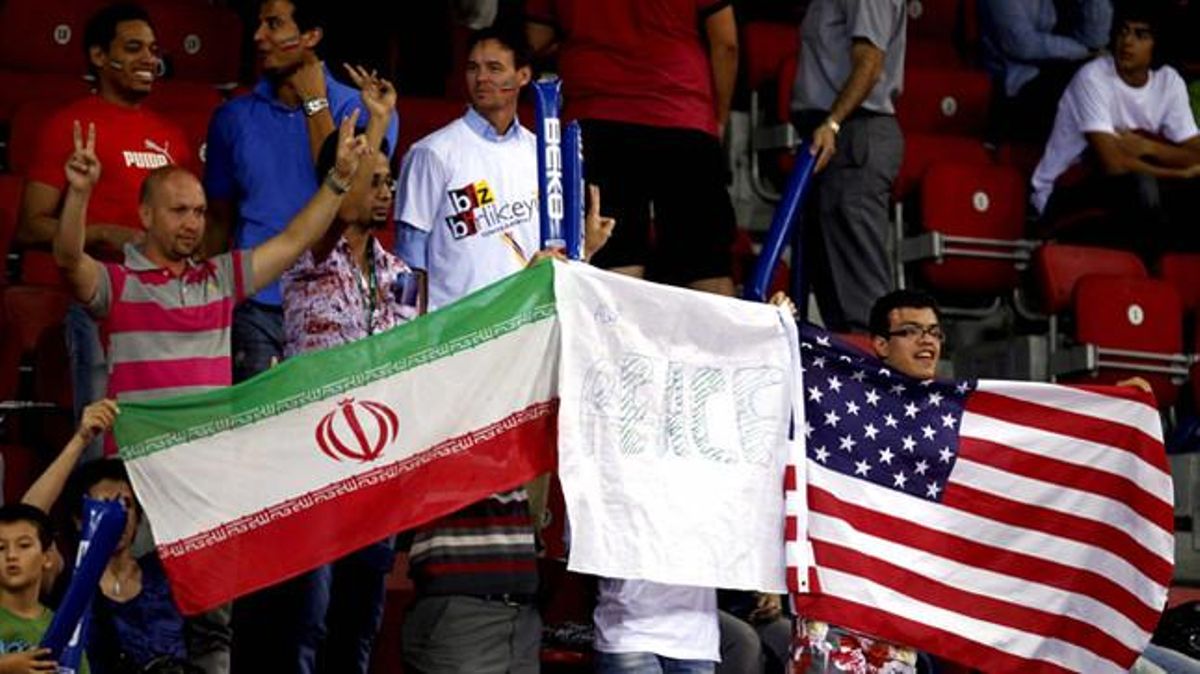 Aficionats nord-americans i iranians mostren una bandera dels seus països abans del partit de les seves respectives seleccions.