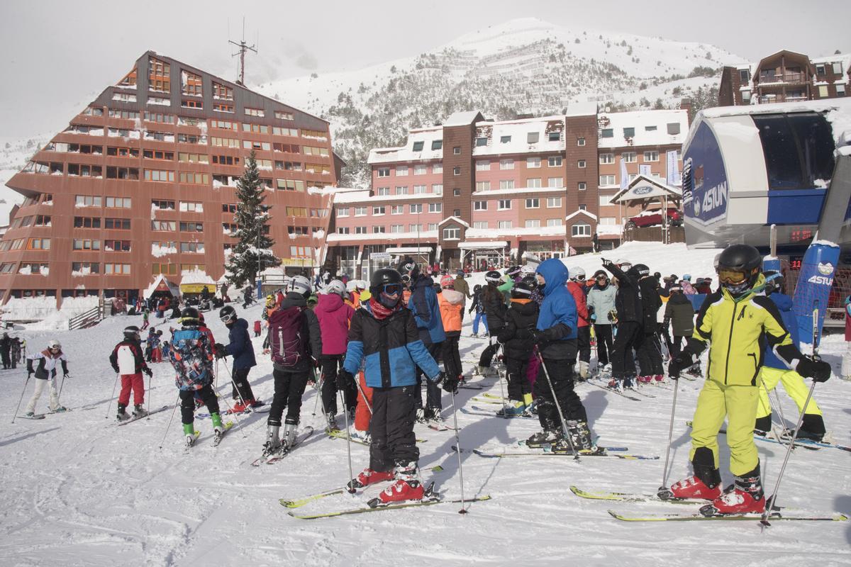 HUESCA, 18/01/2023.- Varias personas disfrutan de la nieve en la estación de esquí de Astún. El primer gran temporal del invierno en España, por el paso de la borrasca Fien, ha cubierto hoy de nieve la mitad norte peninsular, lo que dificulta el tráfico en más de un centenar de carreteras, especialmente el de camiones, varias vías se han visto afectadas por inundaciones y se han suspendido rutas escolares en varias comunidades. EFE/ Javier Blasco