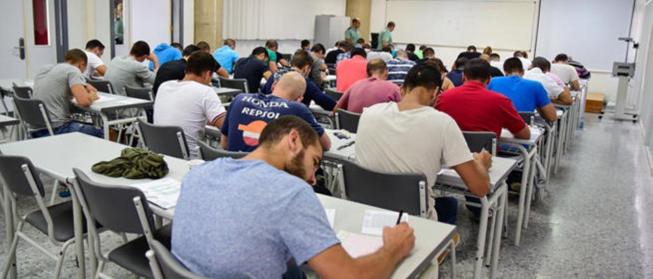 Aspirantes a la Guardia Civil durante una de las pruebas teóricas realizadas ayer en la universidad grancanaria.