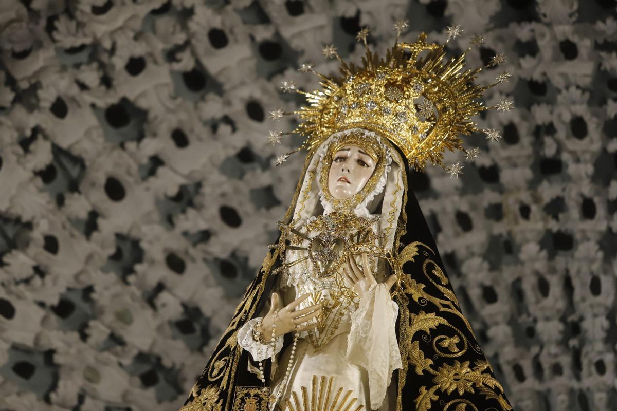 AJGonzález Córdoba Día de la Candelaria en San Jacinto niños y mayores pasan debajo del manto de la Virgen de los Dolores