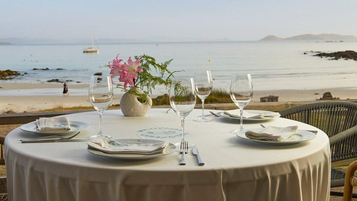 Dos locales gallegos, entre los mejores restaurantes de playa de España: "Una verdadera oda a la gastronomía"