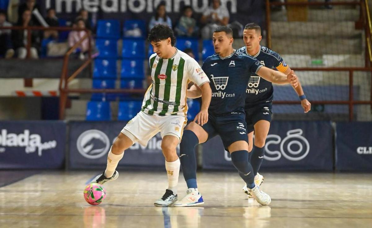 Pescio protege el balón en el choque ante el Alzira.
