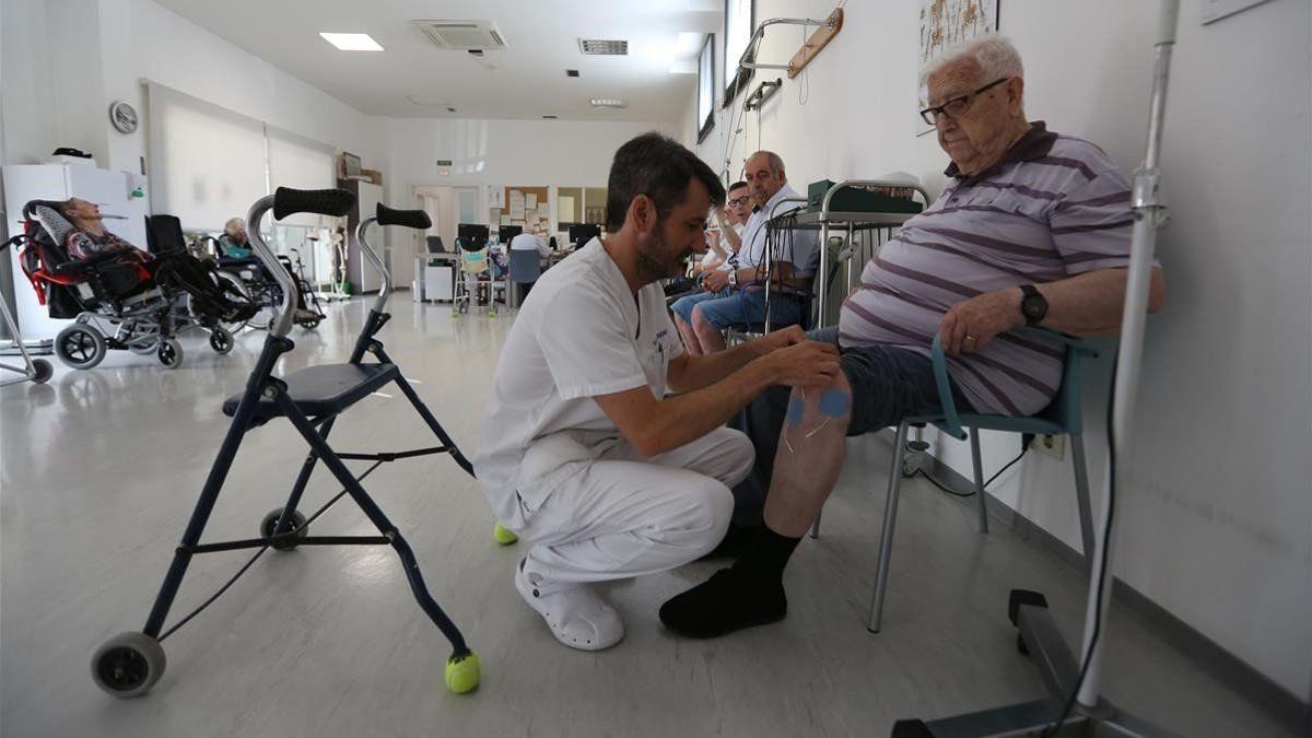 Un enfermero ayuda a un residente.