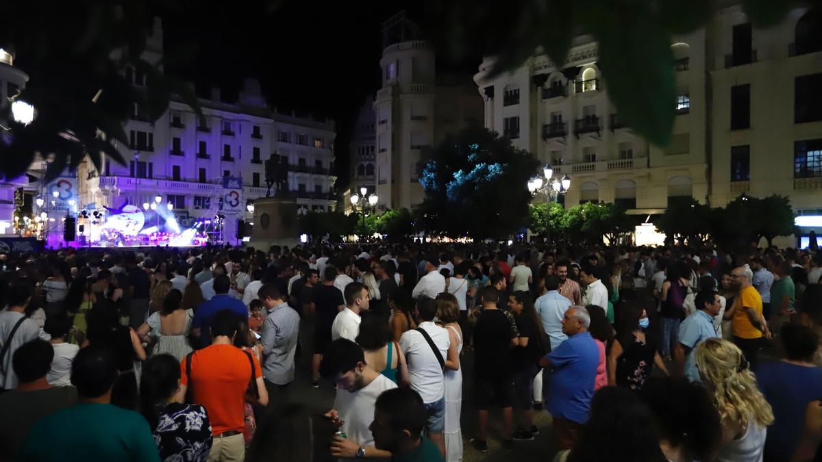 Gran ambiente en Las Tendillas en uno de los conciertos de la Noche Blanca del Flamenco de Córdoba.