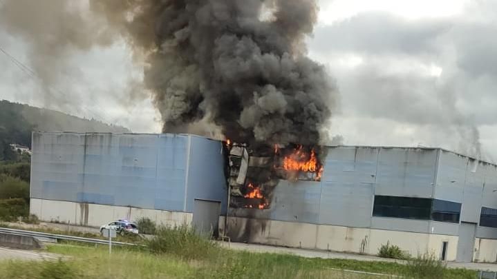 El fuego afectando a la nave industrial.