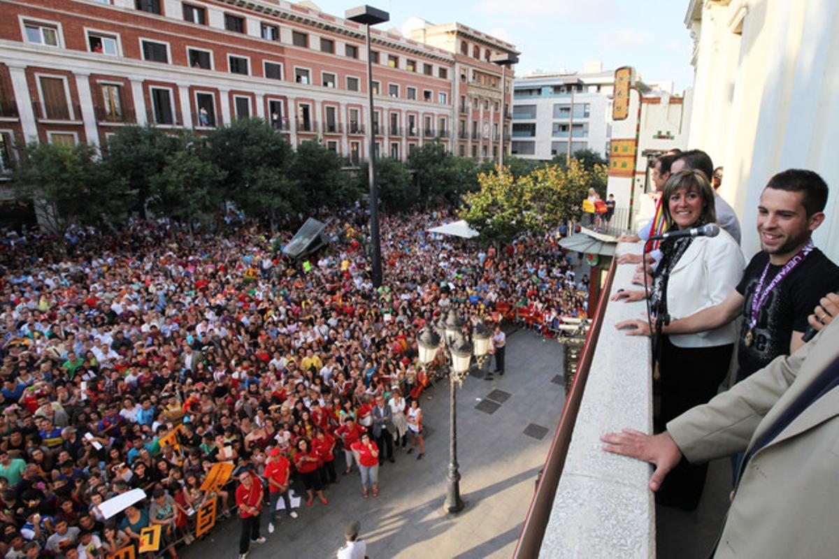 Jordi Alba amb l’alcaldessa Núria Marín, al balcó d’Ajuntament. Jordi Alba amb l’alcaldessa Núria Marín, al balcó d’Ajuntament.