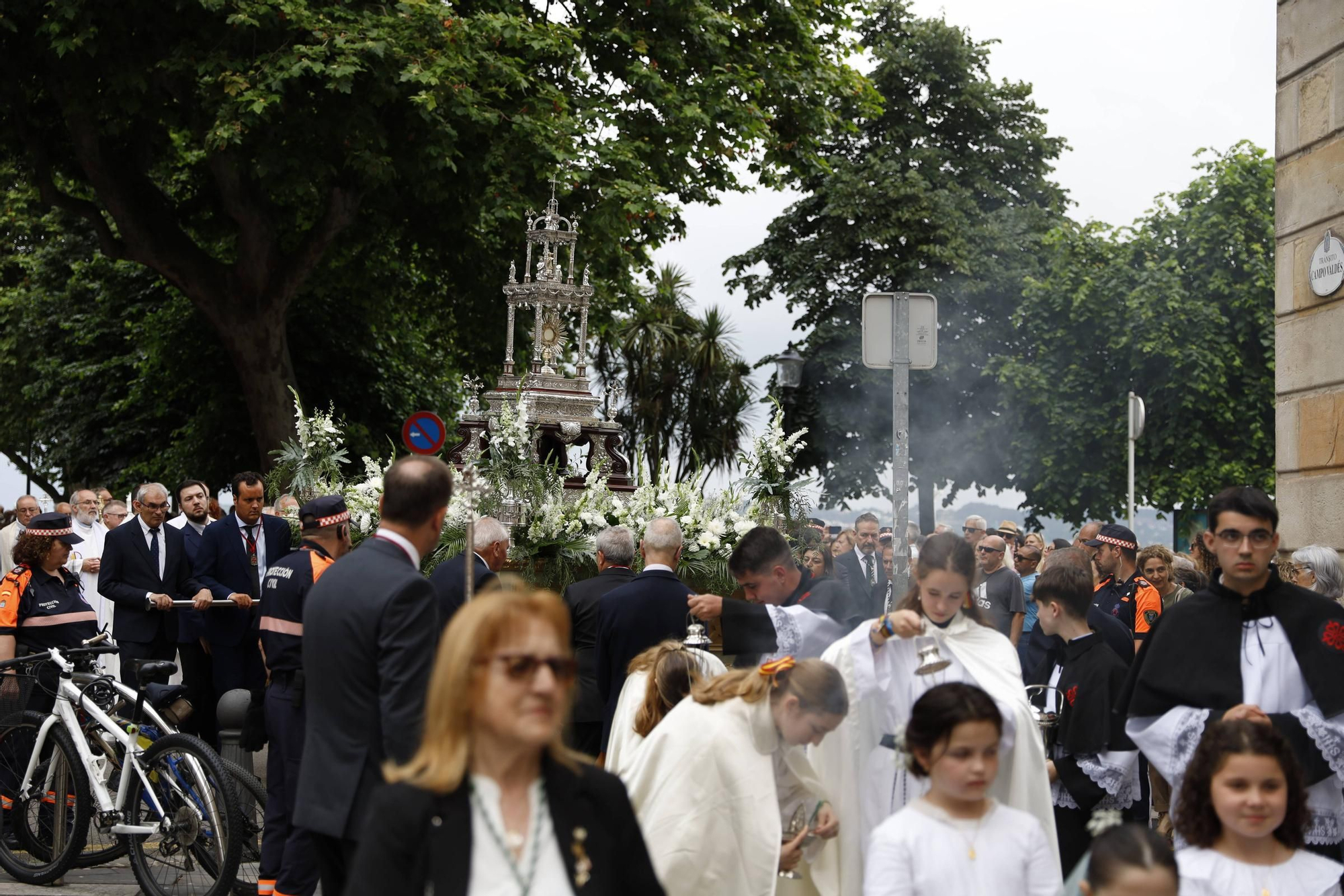 Pétalos, incienso, niños... así fue la procesión del Corpus Christi en Gijón (en imágenes)