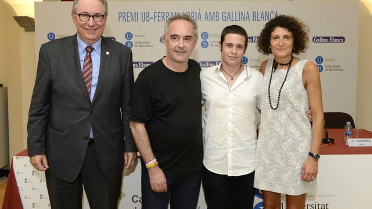 El rector de la UB, Dídac Ramírez, el chef Ferran Adrià y la directora de comunicación Gallina Blanca Star, Montse Carbó, junto con Alex Rodríguez, ganador del 1r premio UB-Ferran Adrià 2014.