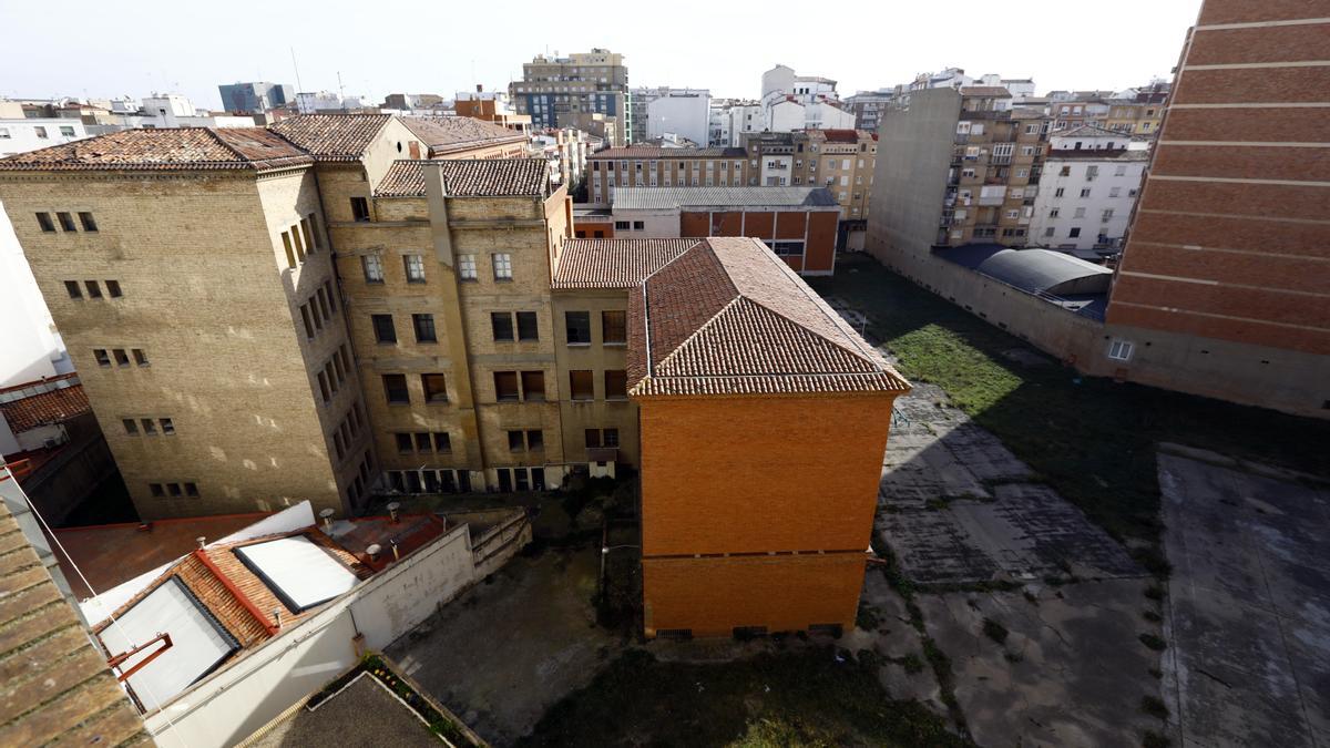 Vista general de los suelos del antiguo colegio Jesús y María en Zaragoza, entre la avenida Goya, abajo, y la calle Cortes de Aragón, con el centro educativo al fondo.