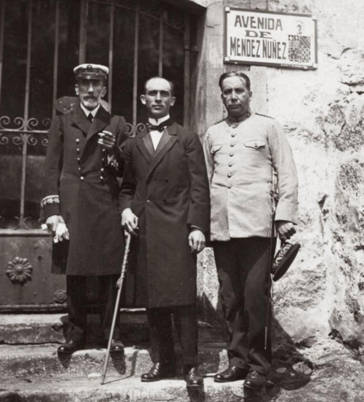 El almirante con Carballo (en el centro) en 1924.   | // FOTO PACHECO