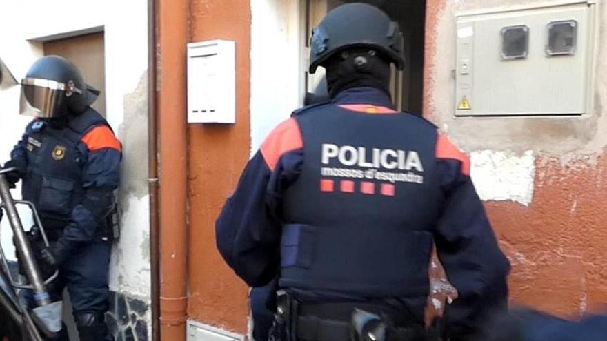 Els agents accedint a un dels immobles investigats en relació amb els cultius de marihuana.