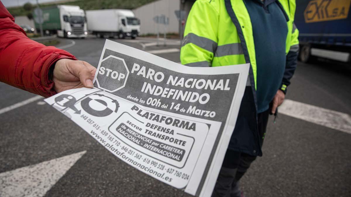 Folleto informativo de la huelga de transportes, en las manos de un miembro de los piquetes informativos cerca de Figueres.