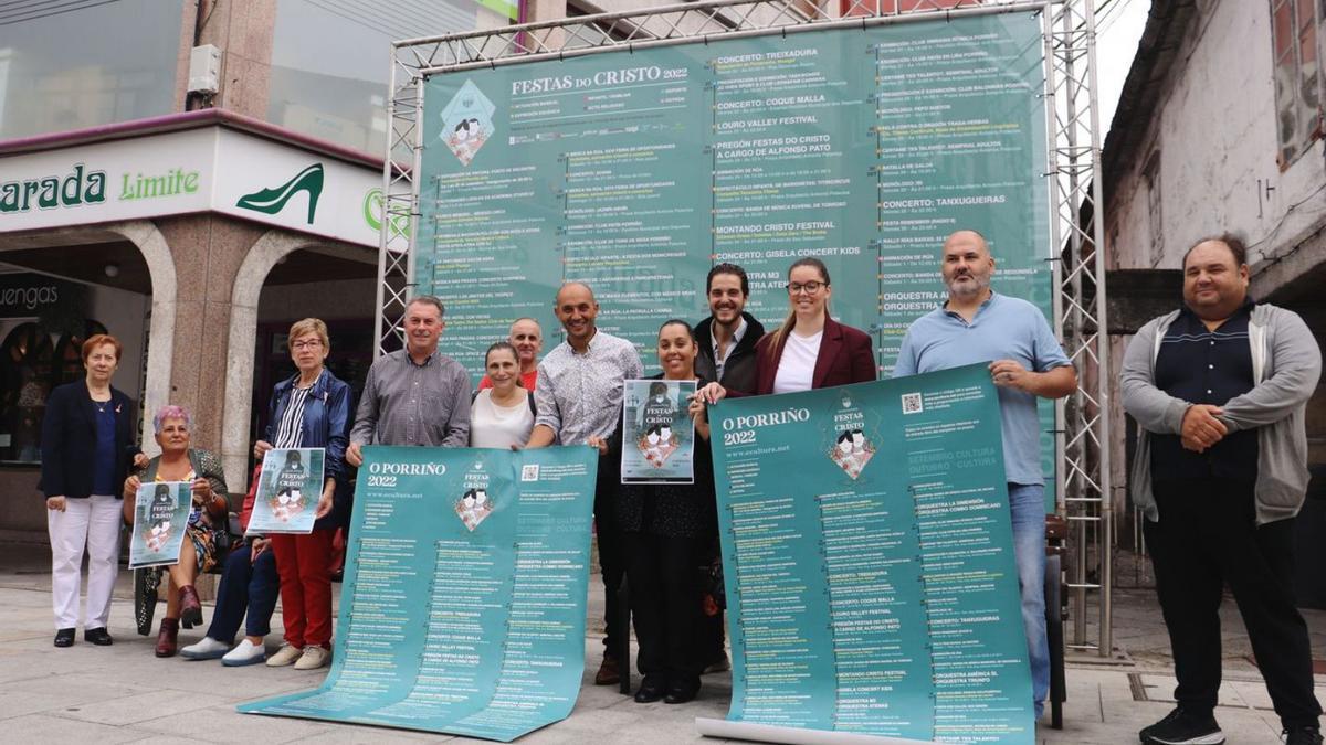 Presentación de las Festas do Cristo con el equipo de gobierno y el tejido asociativo porriñés, ayer. |  // D.P