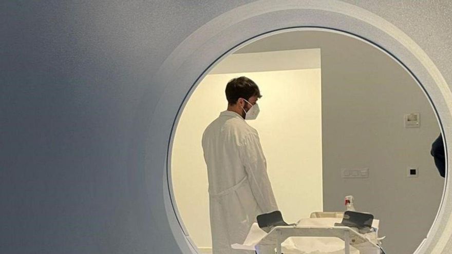 Un sanitario trabajando en una unidad radioterápica.