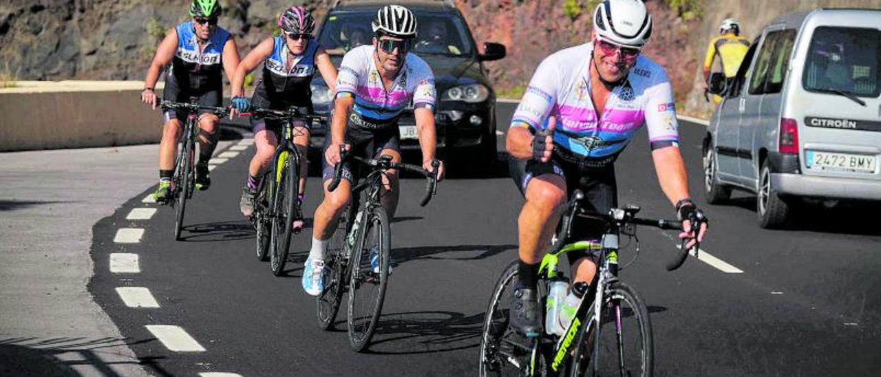 Unos ciclistas circulan en fila de a uno por una carretera del norte de Tenerife. | | CARSTEN W. LAURITSEN