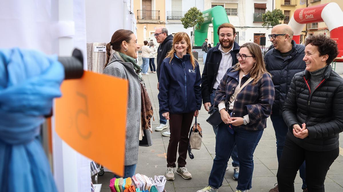 Representantes municipales recorren los puestos de la Feria del Stock en el Raval de San José.