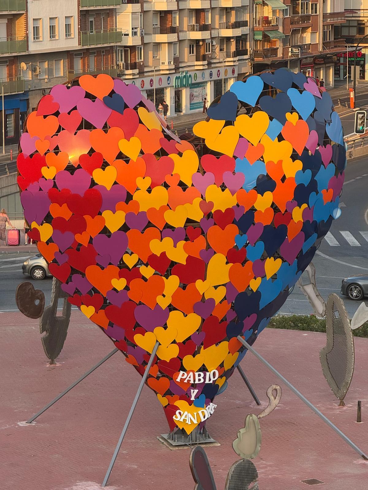 Corazón que adorna la plaza de La Opinión en Murcia.