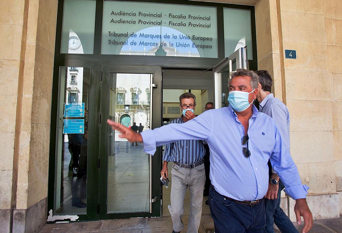 El empresario Enrique Ortiz sale de la Audiencia el día que recogió la sentencia. | JOSÉ NAVARRO