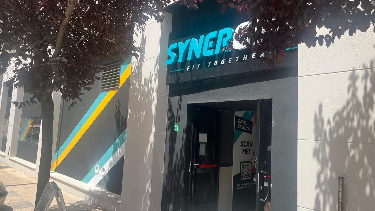 Entrada al gymnasio Synergym de Cáceres, con las puertas abiertas de par en par para ventilar.