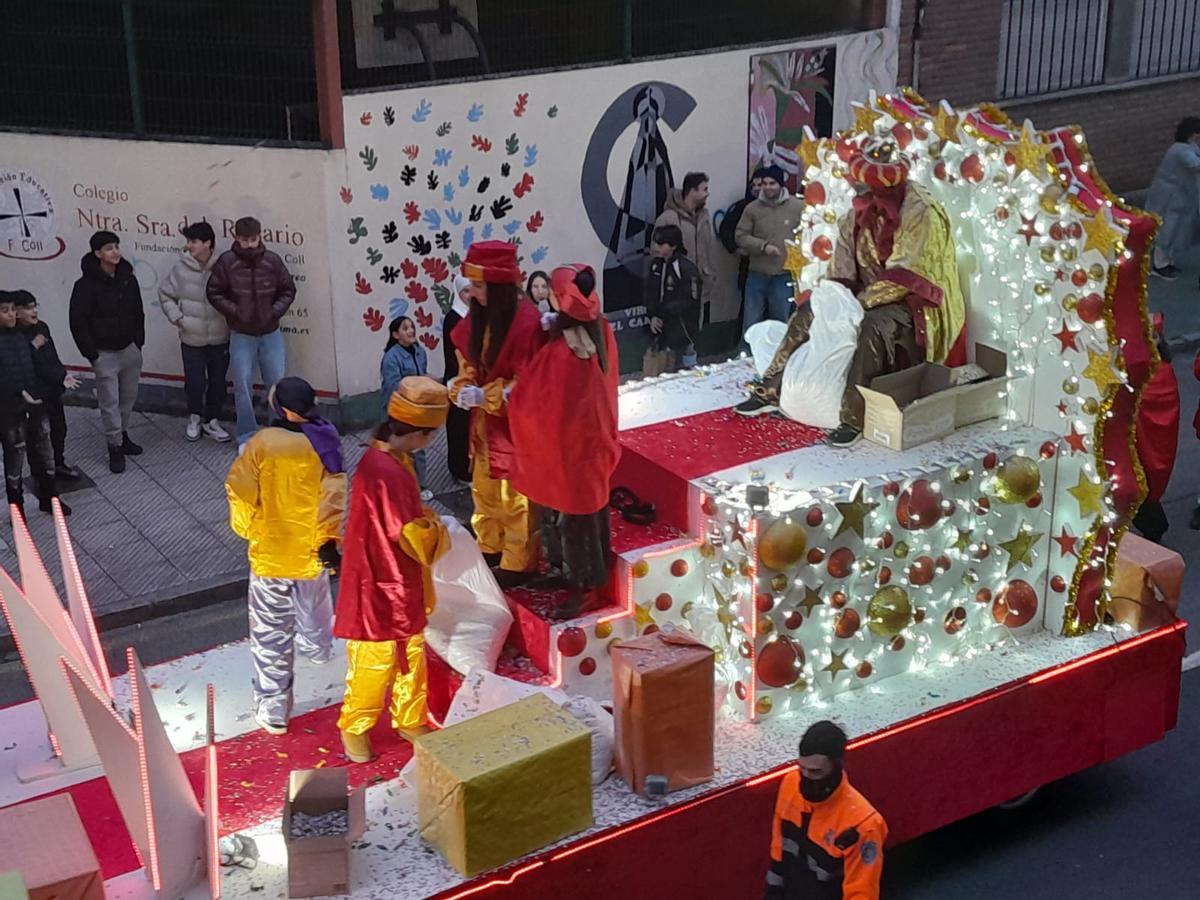 La carroza de Baltasar a su paso por Sama