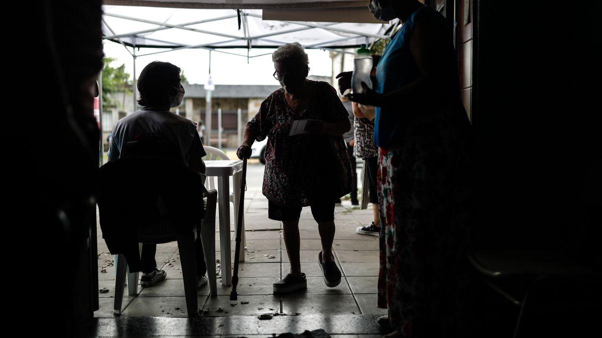 Detienen a dos mujeres que se disfrazaron de "abuelas" para ponerse la vacuna del covid en Florida