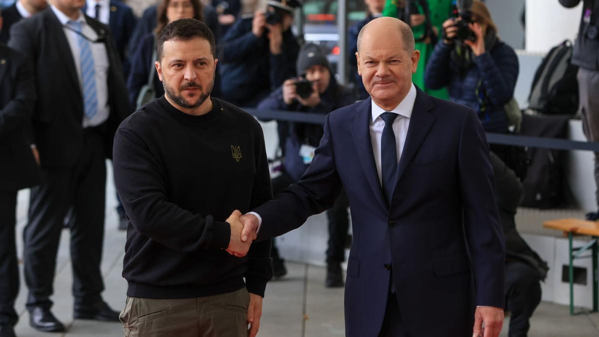 El presidente de Ucrania, Volodímir Zelenski, y el primer ministro de Alemania, Olaf Scholz, en Berlín