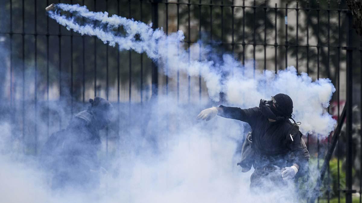 Manifestantes protestan en Buenos Aires por el duro ajuste impuesto por el FMI.