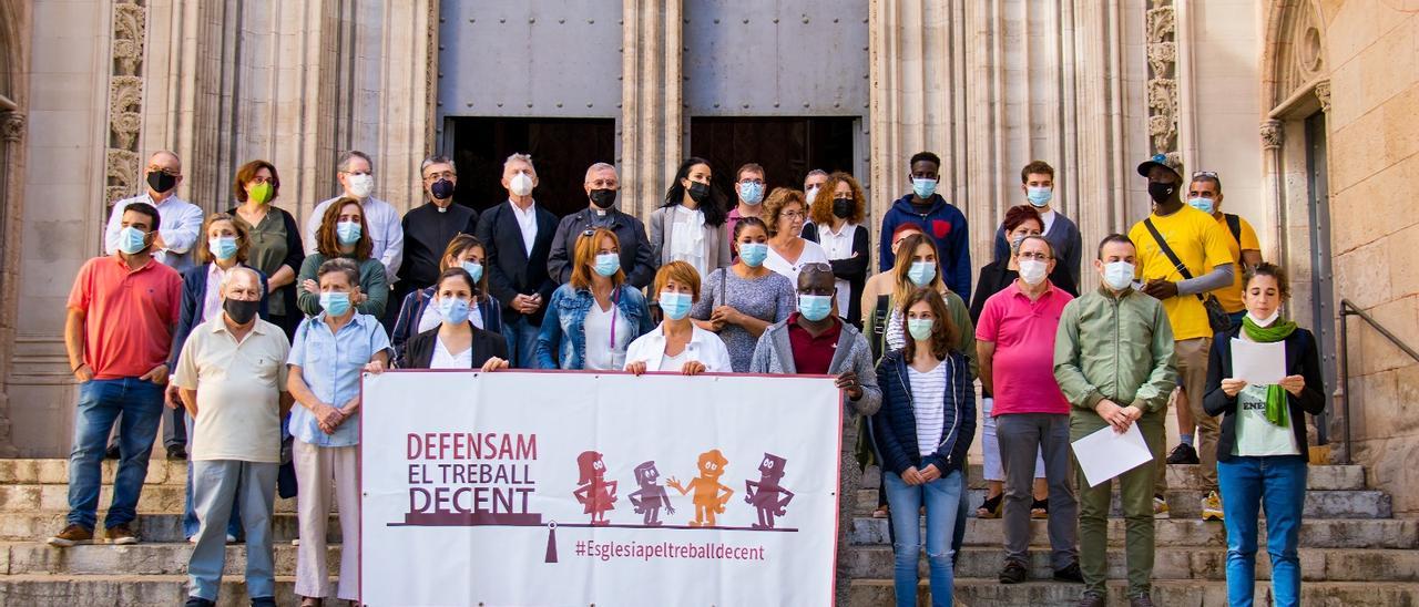 Los miembros de Càritas Mallorca se concentraron en la iglesia parroquial de Santa Eulàlia para leer su manifiesto.