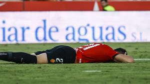El defensa del Mallorca Antonio Raíllo tendido en el suelo (durante el gol que marca Ferrán Torres).