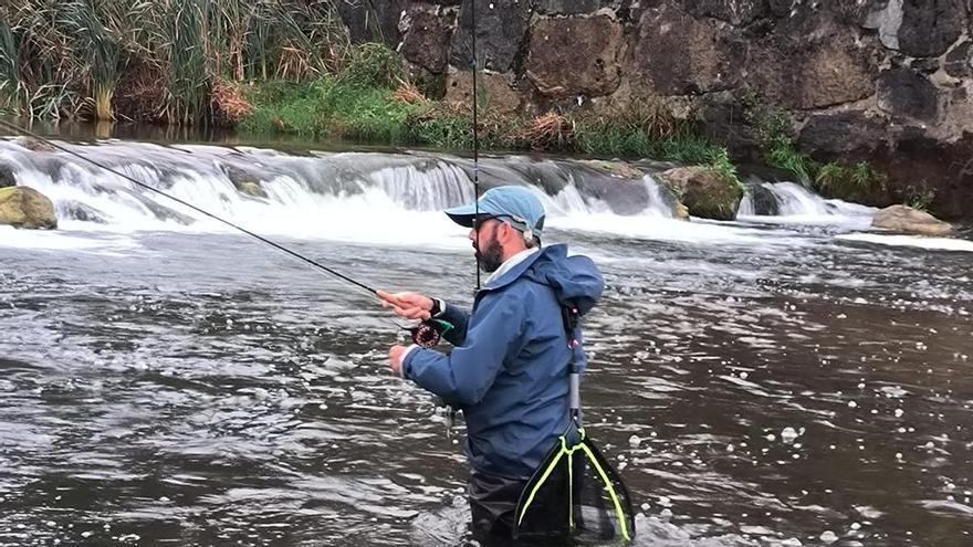 El asturiano Manuel Calvo, primer campeón del Open de Pesca con Mosca de Mieres