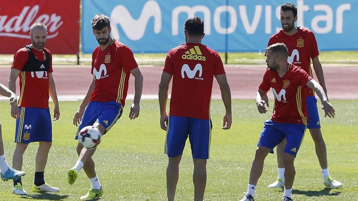 Iniesta, Piqué, Busquets y Alba, en un entrenamiento con la selección