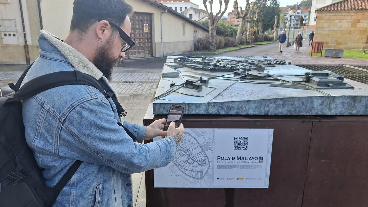 Un visitante, utilizando el nuevo recurso turístico