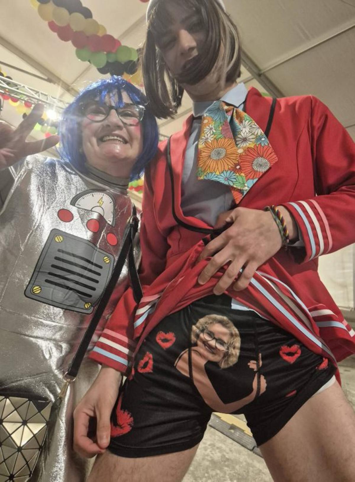 Un integrante de la comparsa con la edil. | GONZALO NÚÑEZ