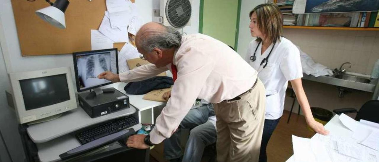 Médicos en el Hospital Xeral de Vigo. // R. Grobas