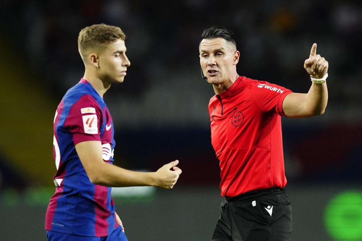 El árbitro Miguel Ángel Ortiz Arias le habla a Fermín López, centrocampista del Barça.