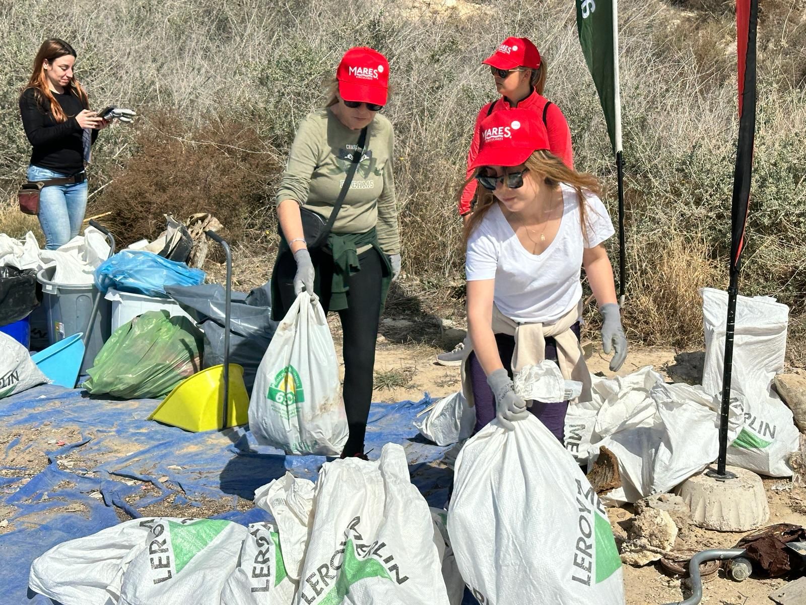 Basura en el cauce del río de El Campello: una sillita de bebé, una escopeta de balines...