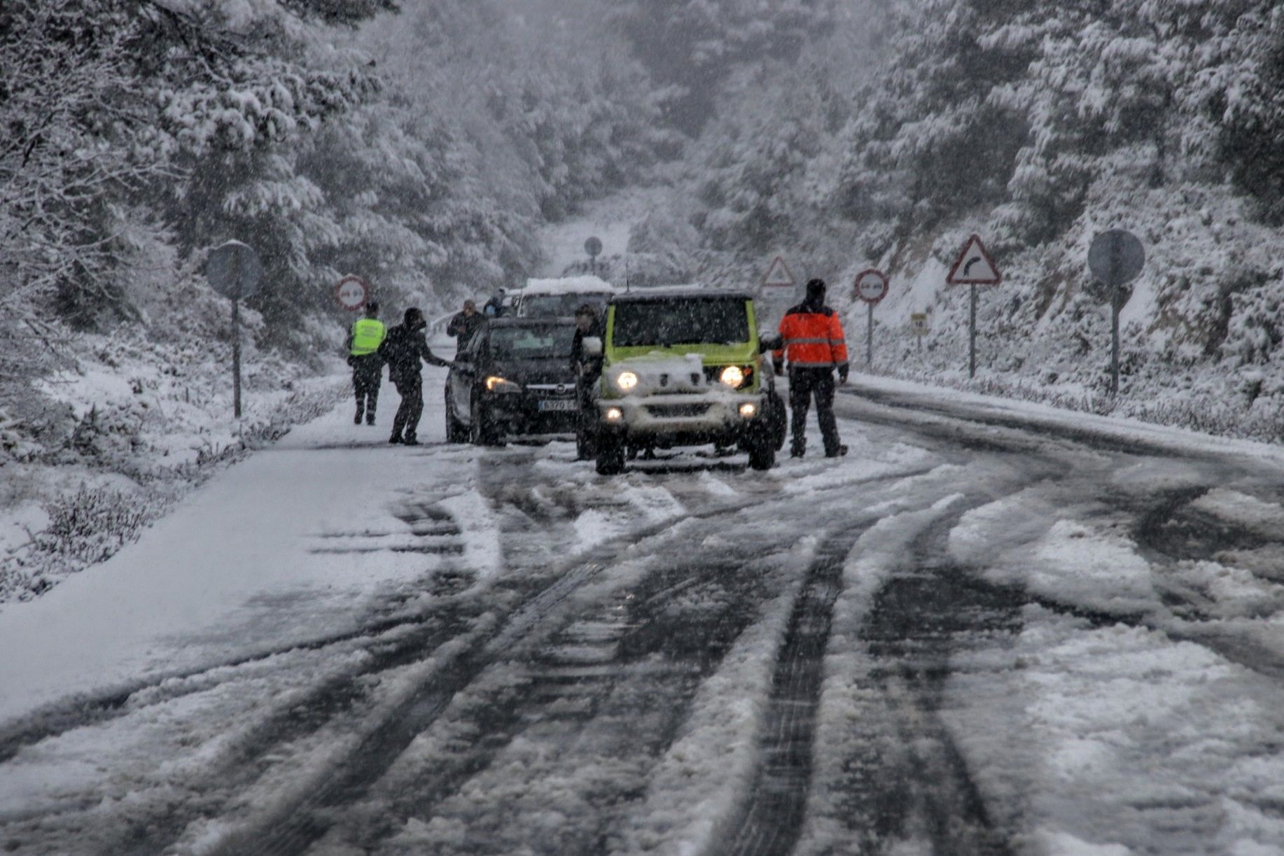 Alcoy y Banyeres se cubren de nieve dos días antes de comenzar la primavera