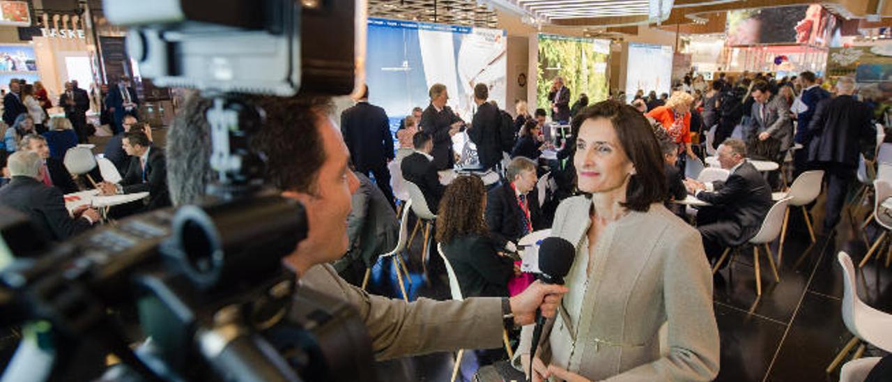 La consjera de Turismo, María Teresa Lorenzo, atiende a los medios de comunicación es el estand de Canarias.