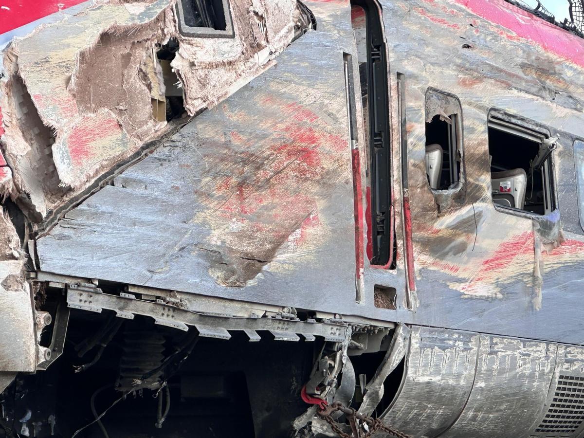 Uno de los vagones del Iryo accidentado en Adamuz es transportado por una grúa, a 23 de enero de 2026, en Audaz, Córdoba, Andalucía (España). Los trabajos en la zona del accidente ferroviario en Adamuz (Córdoba) continúan hoy centrados en la retirada de los restos de ambos trenes y la limpieza de las vías, todo ello después de que hayan finalizado las labores de emergencia tras localizarse en la tarde de este pasado jueves a las dos últimas víctimas desaparecidas, que han elevado a 45 el número de personas fallecidas en este siniestro. 23 ENERO 2026 Europa Press 23/01/2026. Europa Press;