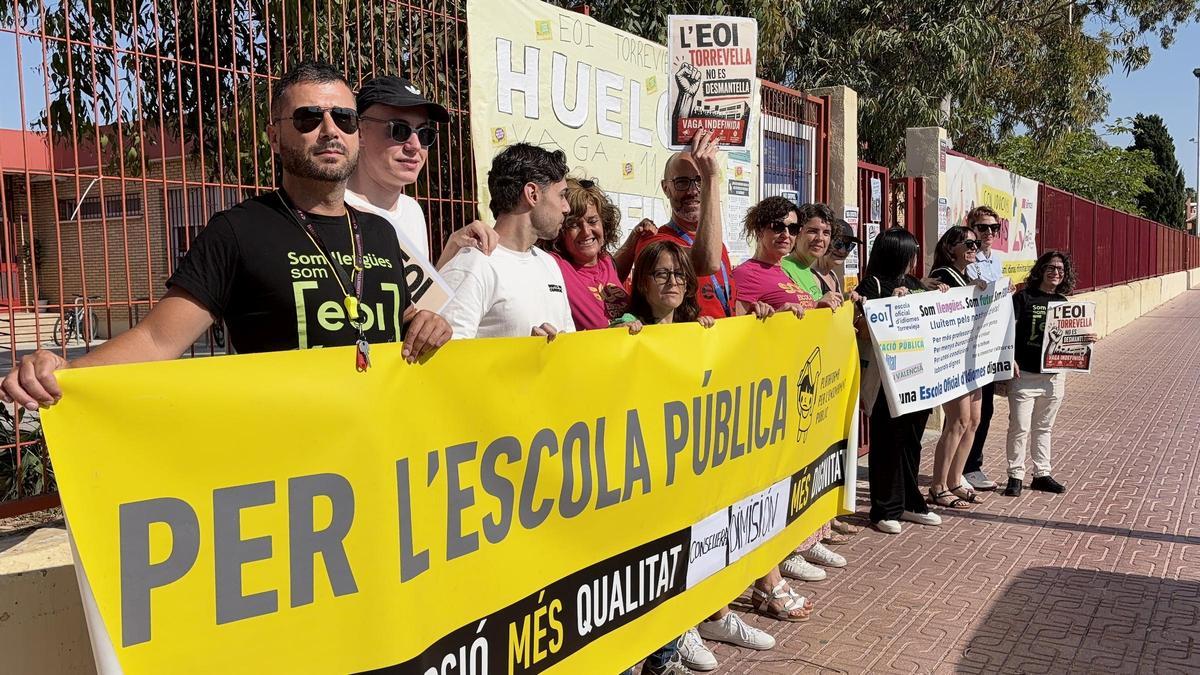 Un momento de la protesta este lunes en la EOI de Torrevieja
