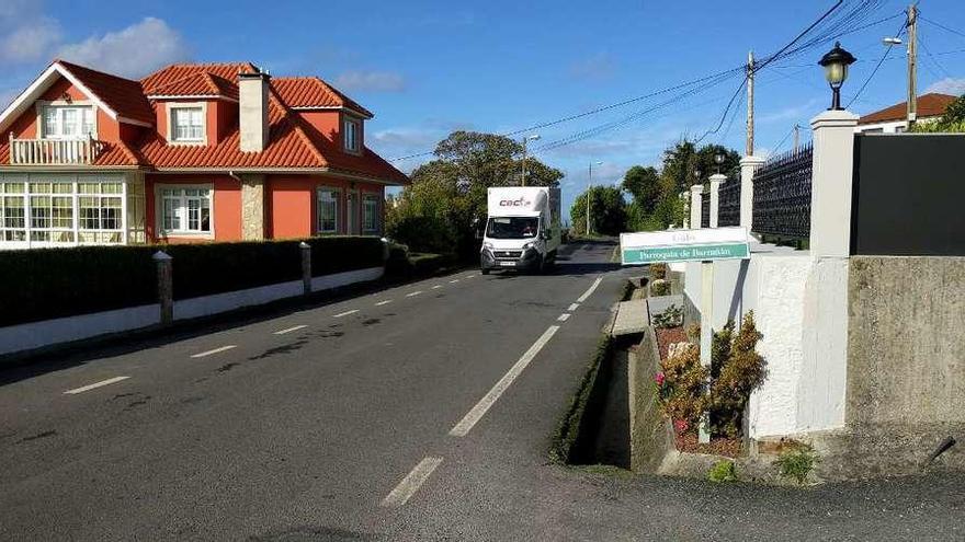 Un camión circula por el núcleo de O Galo, en la carretera que enlaza Lañas y Barrañán.