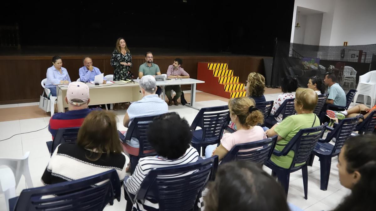 María Dolores Corujo se dirige a los vecinos de las 70 viviendas de Valterra.