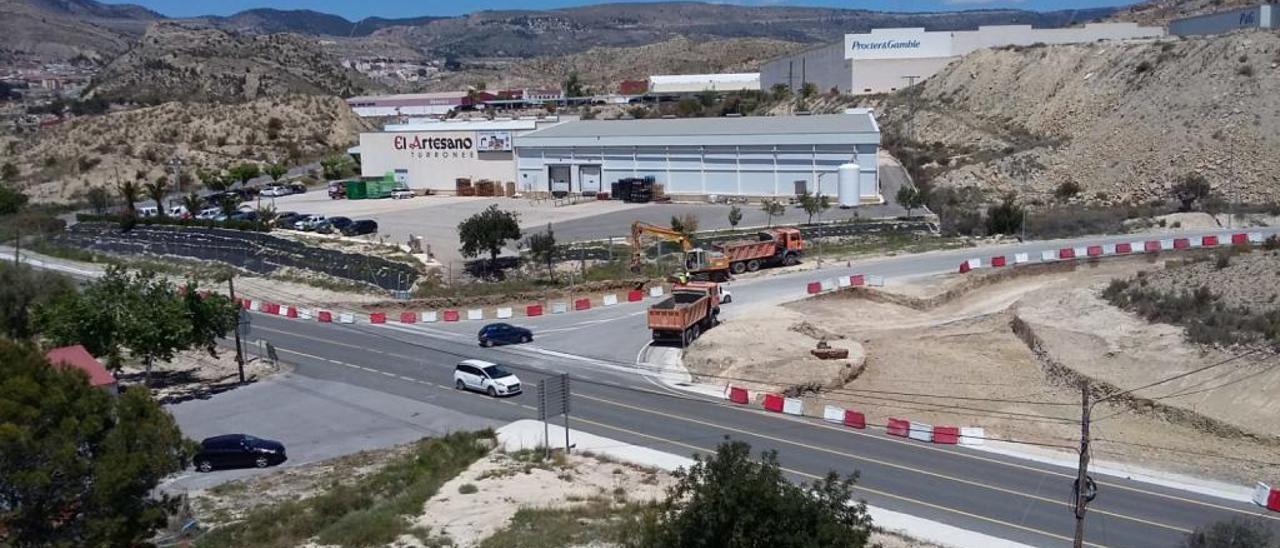 Las obras en el cruce de la CV-800 con la carretera de Busot, que da acceso a varios polígonos industriales, ya han comenzado.