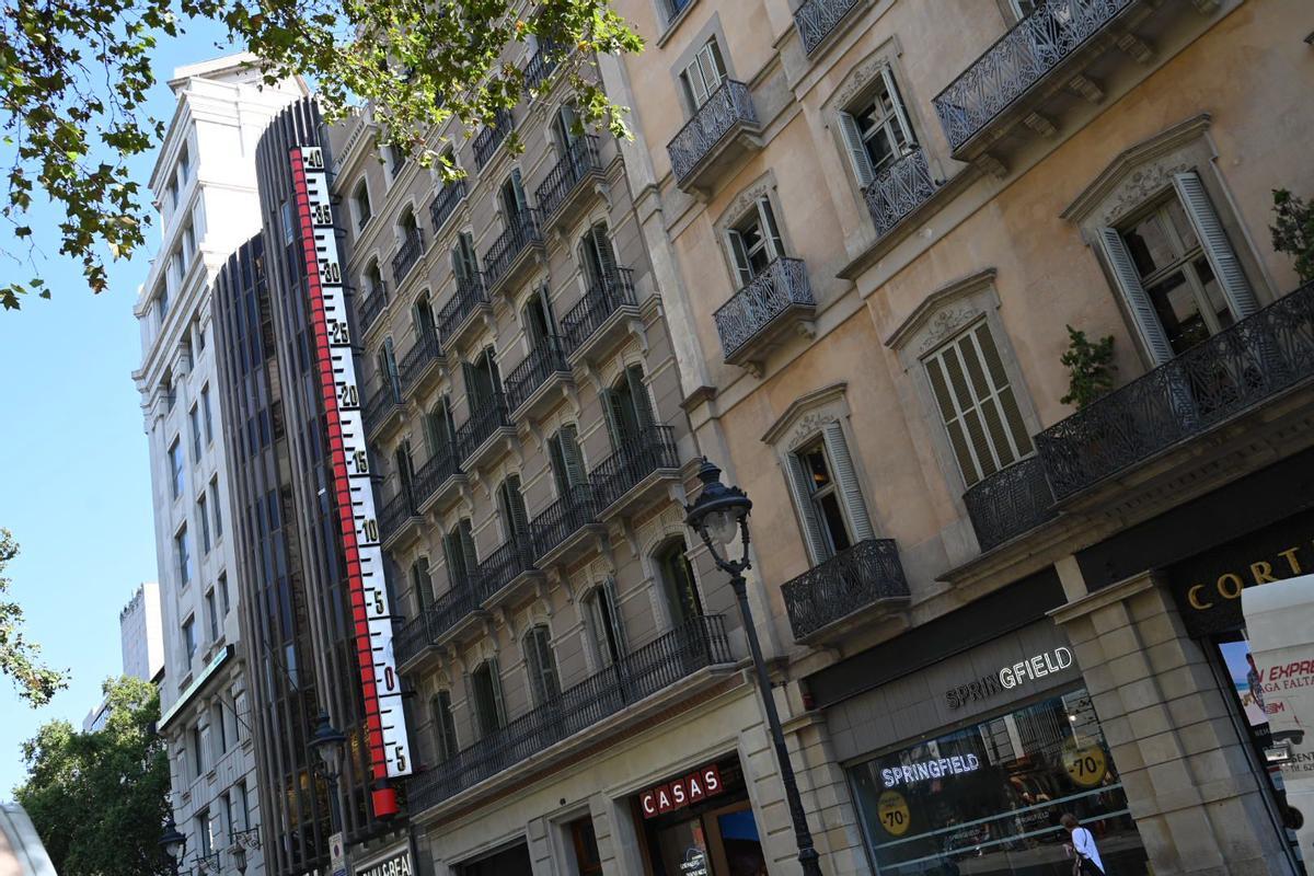 El termòmetre gegant del Portal de l’Àngel torna a lluir després de tres anys tapat El termòmetre gegant del Portal de l’Àngel torna a lluir després de tres anys tapat