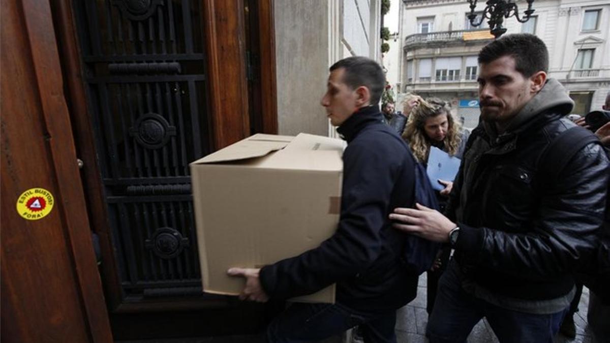 Mossos d Esquadra y personal del juzgado se trasladan cajas de la Regidoria de Urbanismo