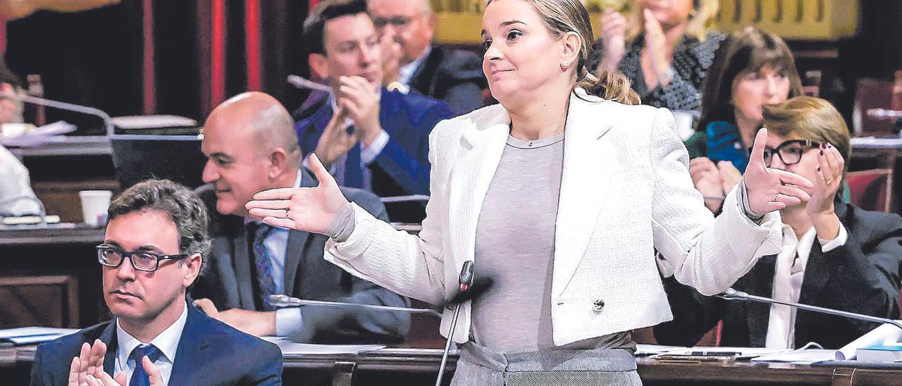 La presidenta del Govern, ayer junto al vicepresidente Antoni Costa en el Parlament.